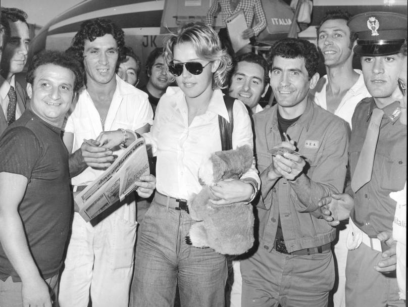 Trionfante  circondata dai tifosi all’arrivo a Linate dopo le vittorie ai mondiali di Belgrado del 1973